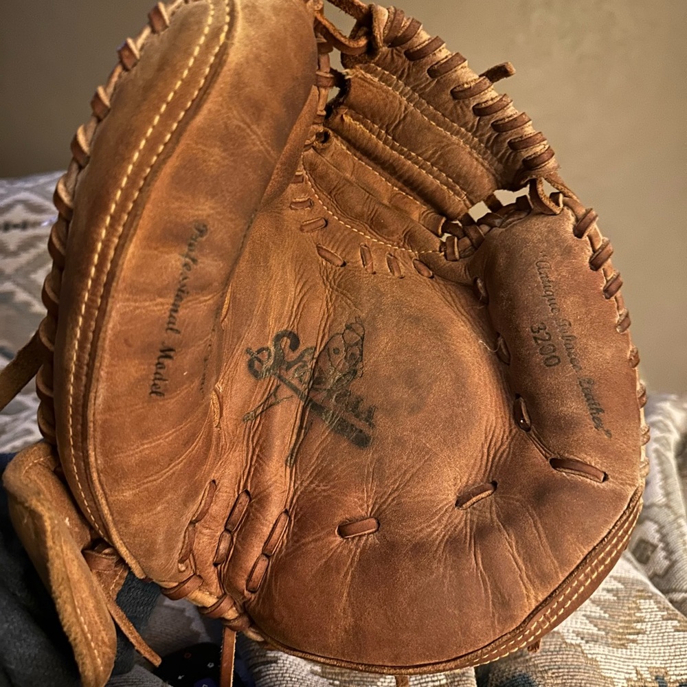 Shoeless Joe Catcher’s Mit 32”